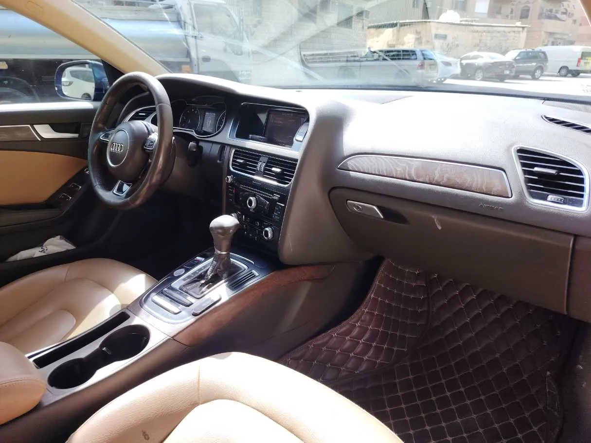 Car image 30