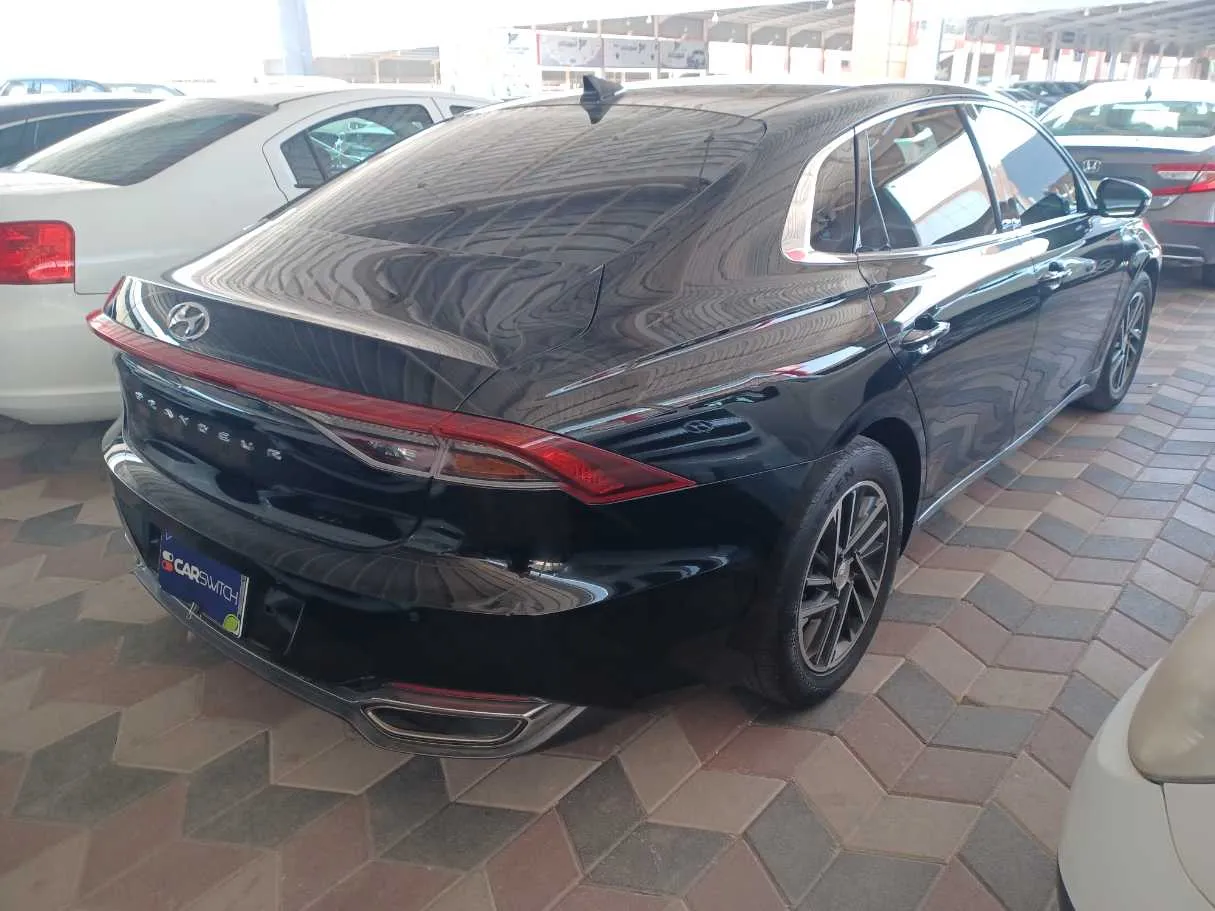 Car image 4