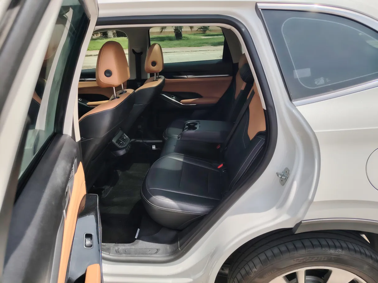 Car image 12