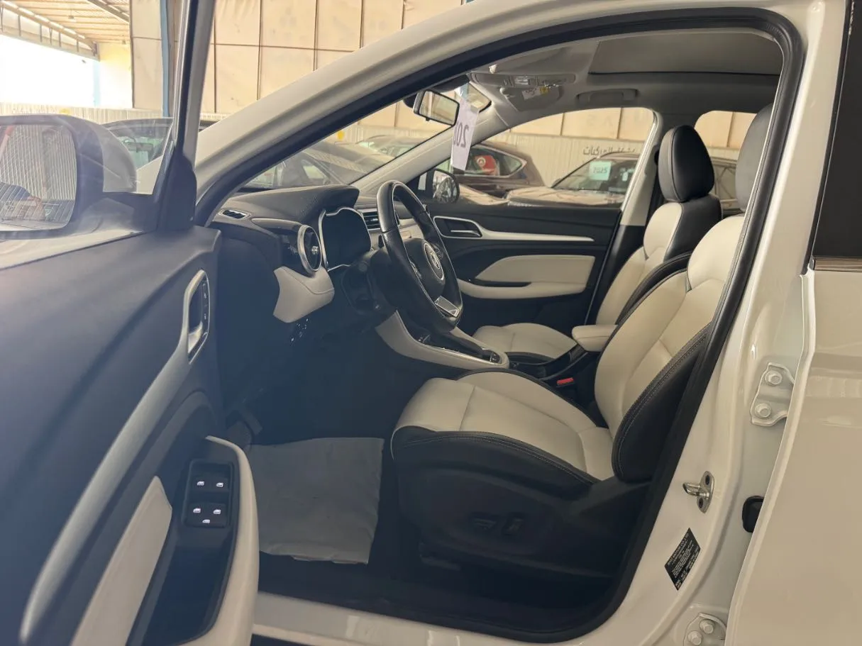 Car image 9