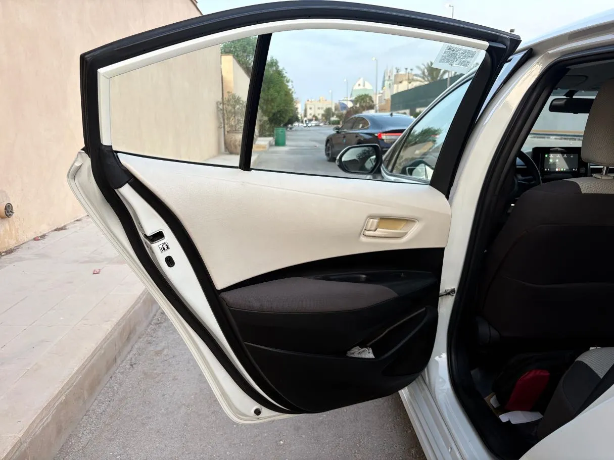 Car image 14