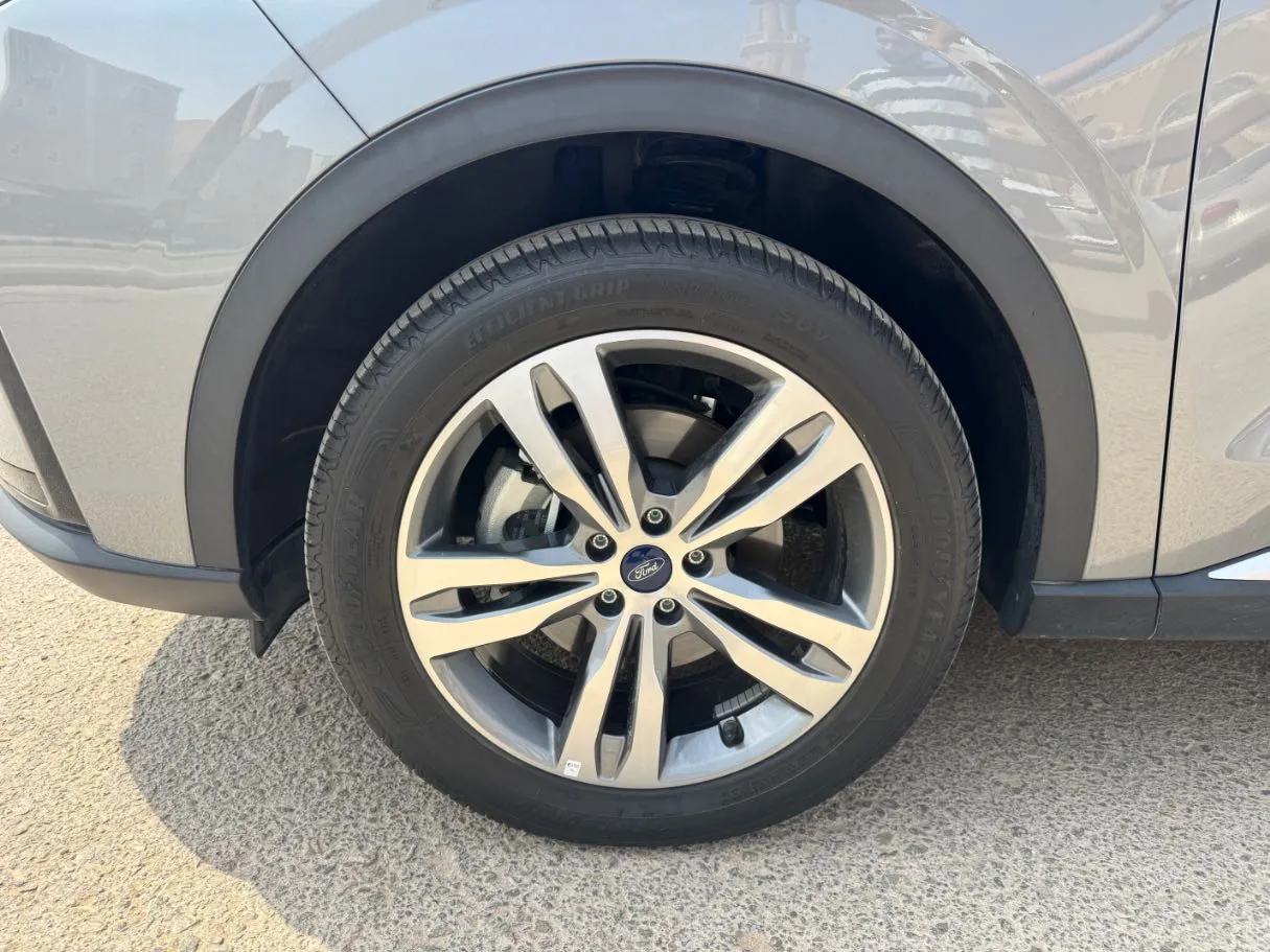 Car image 9