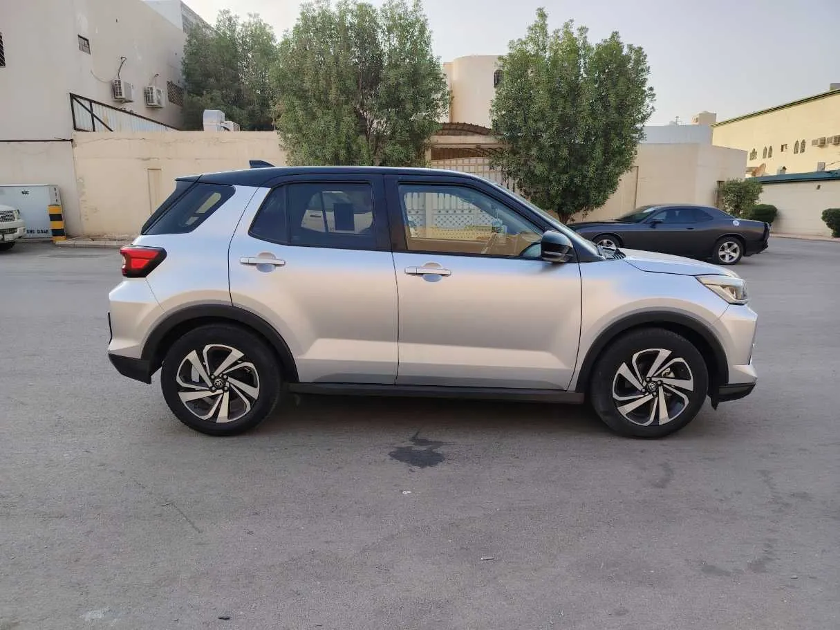 Car image 4