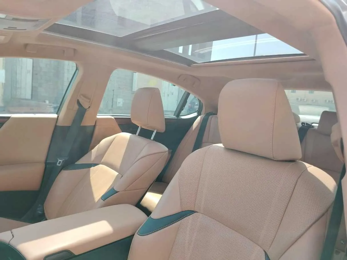 Car image 14
