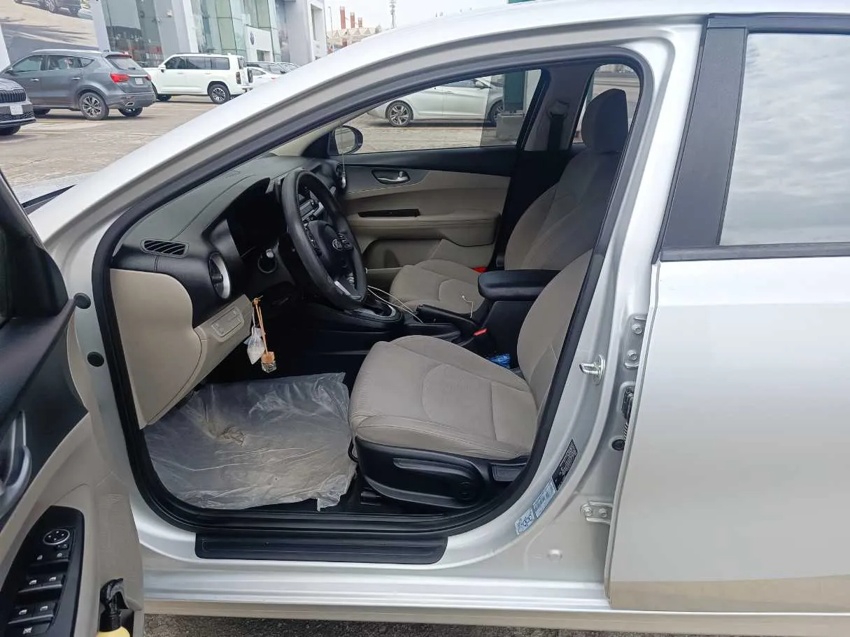 Car image 12