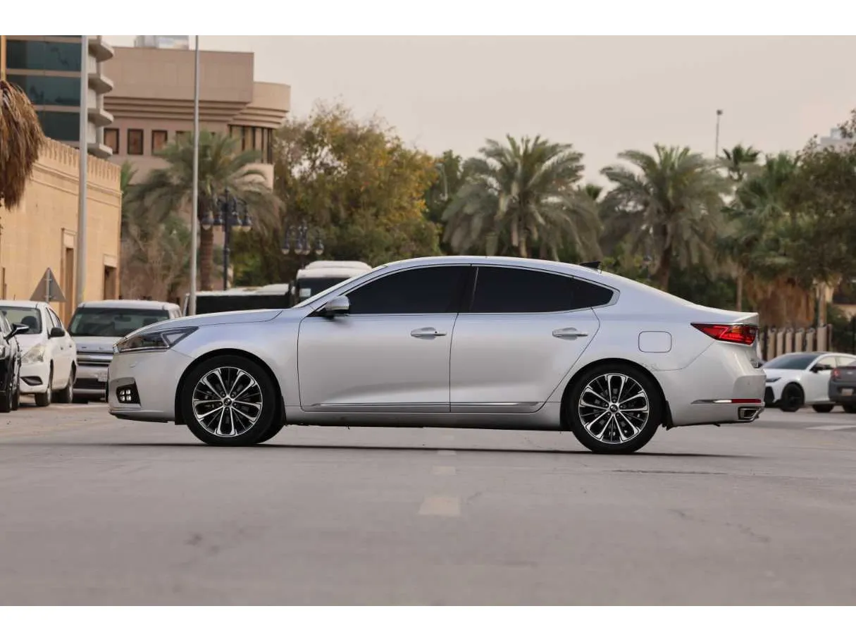 Car image 19