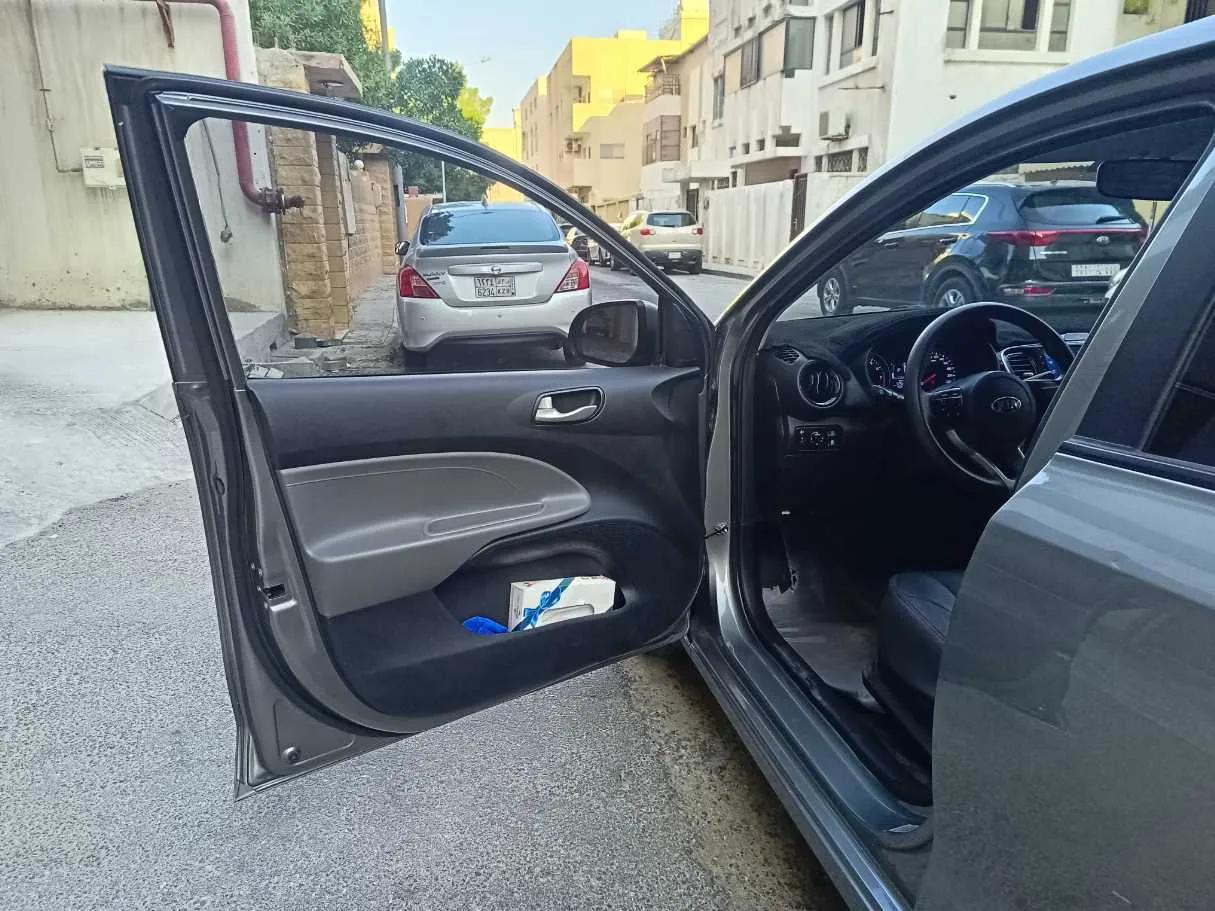 Car image 10