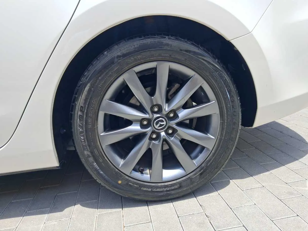 Car image 9