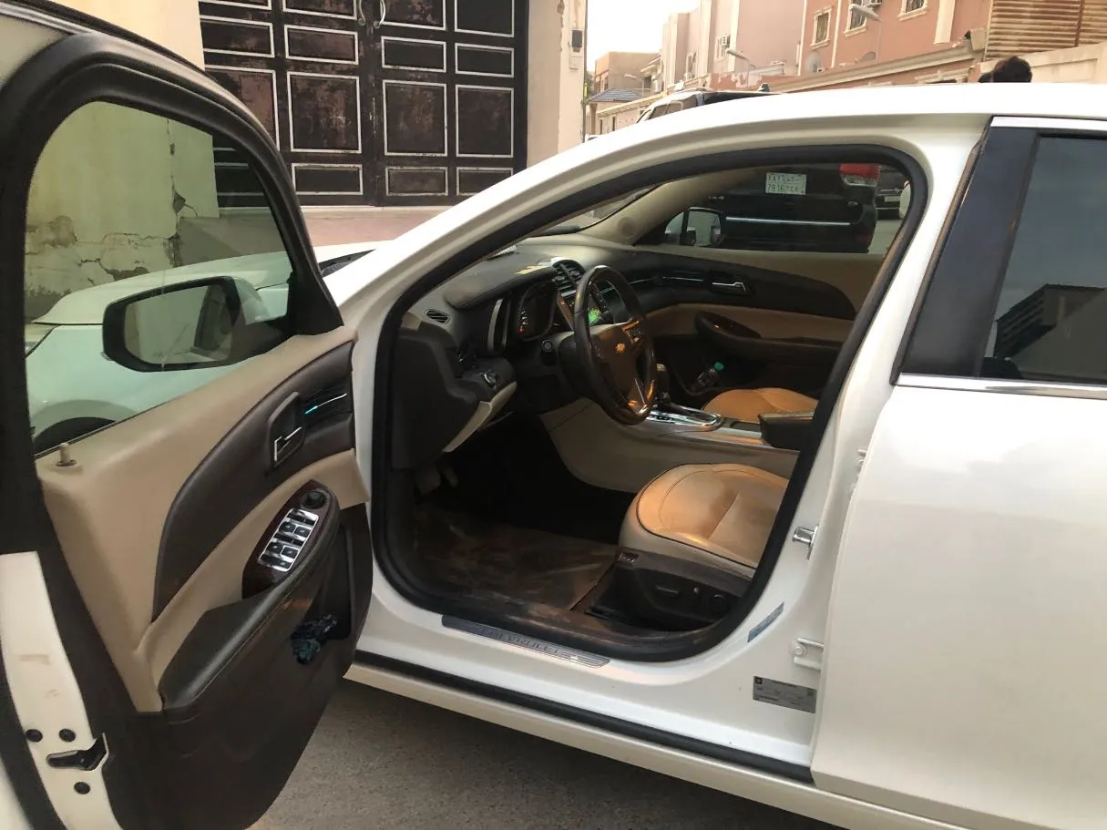 Car image 12