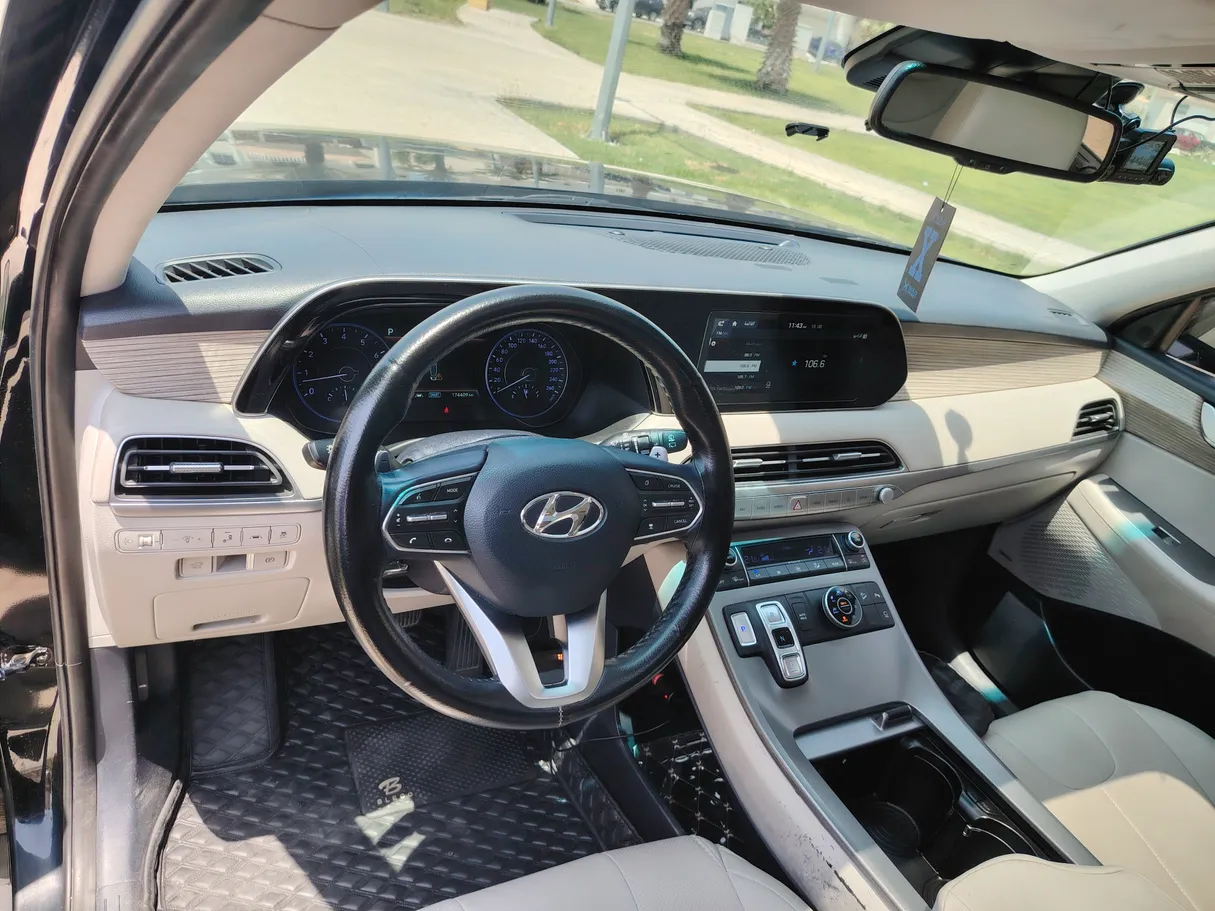 Car image 12