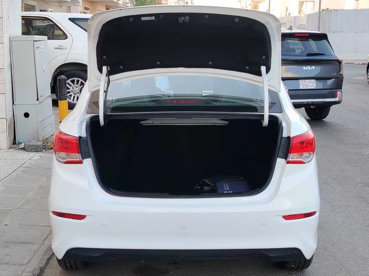 Car image 25