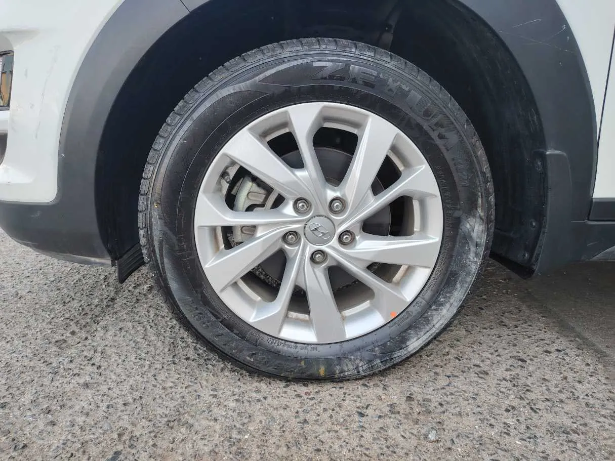 Car image 9
