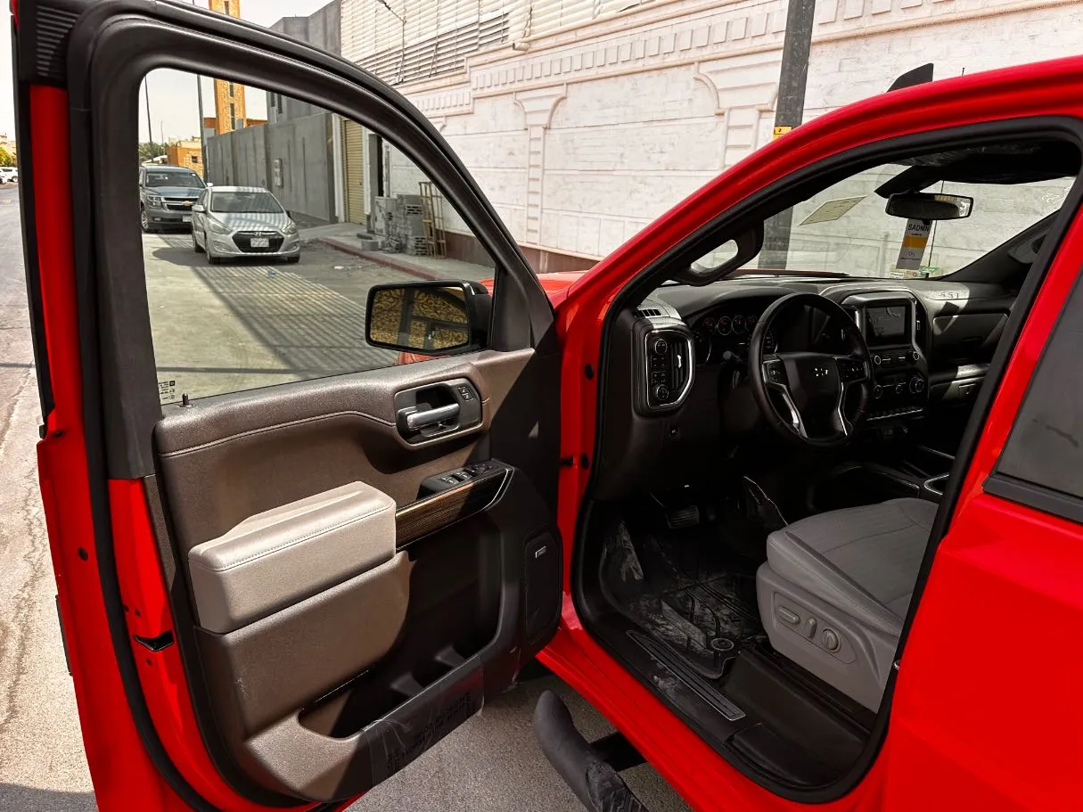 Car image 11