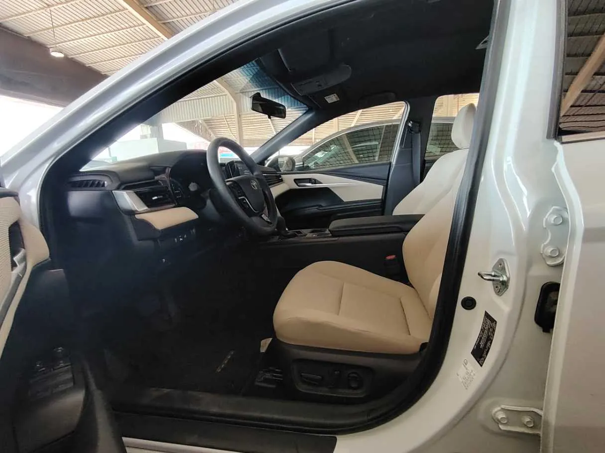Car image 12