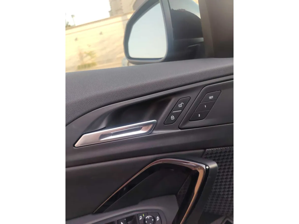 Car image 27