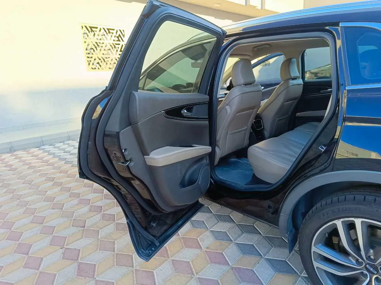 Car image 16
