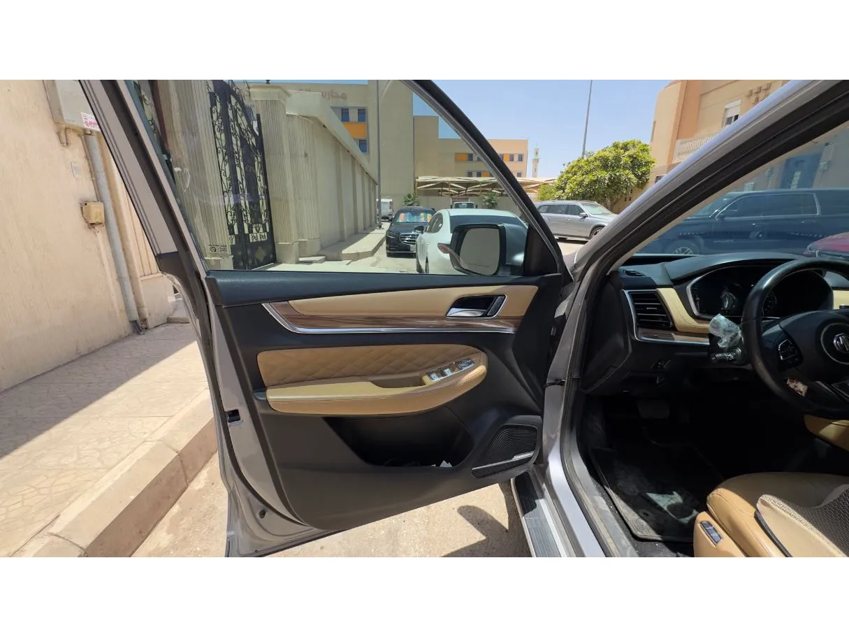 Car image 9