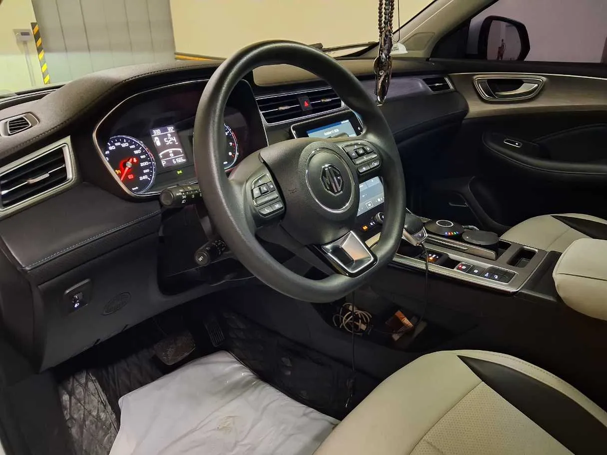 Car image 12