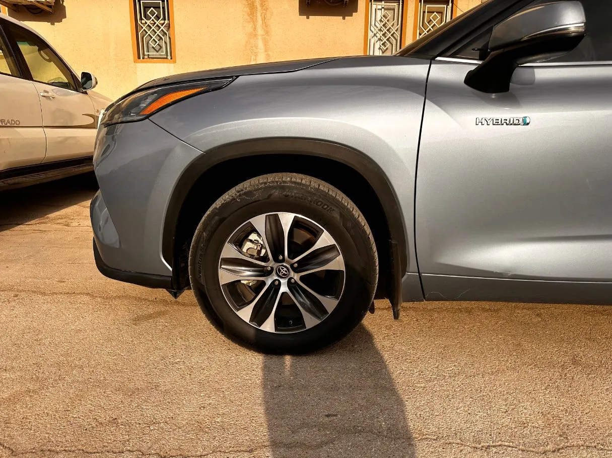 Car image 9