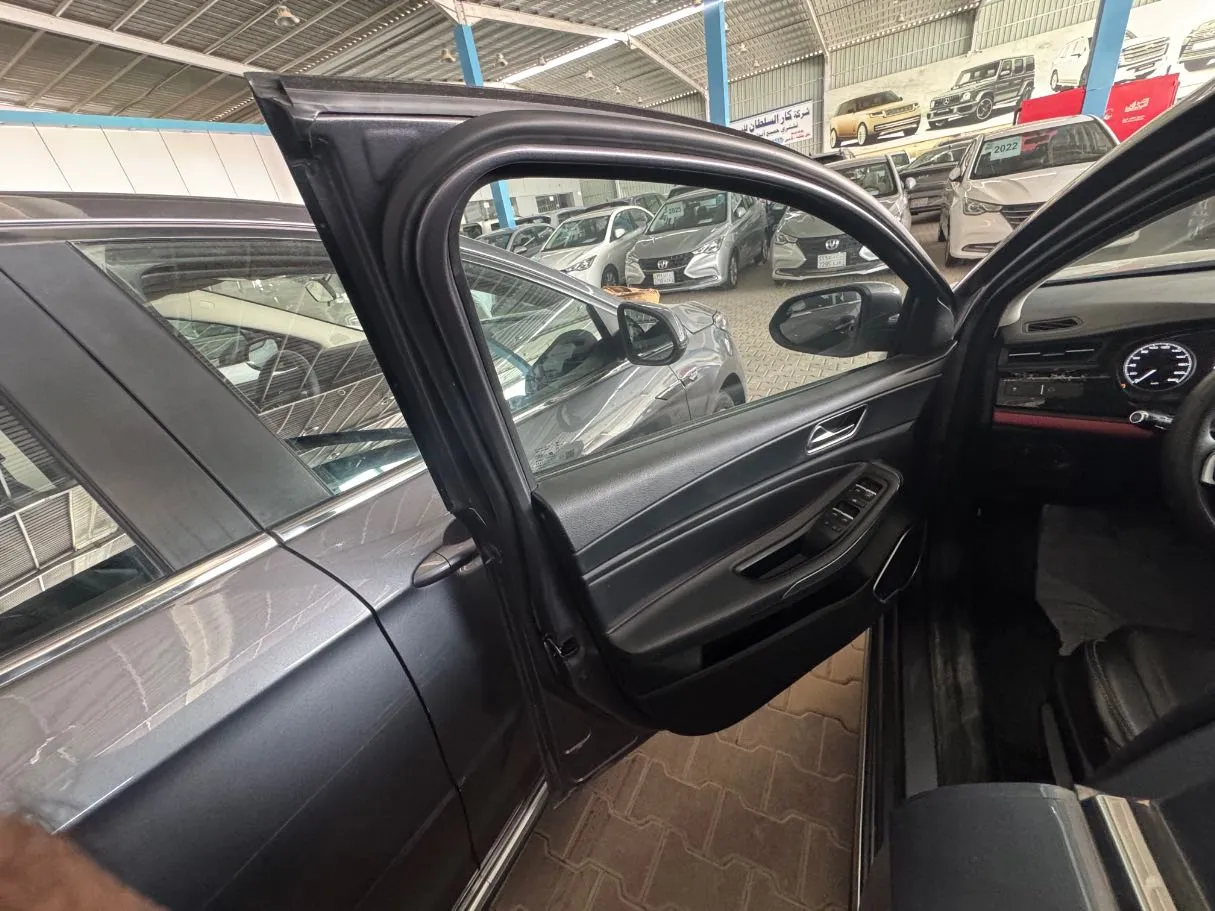 Car image 8