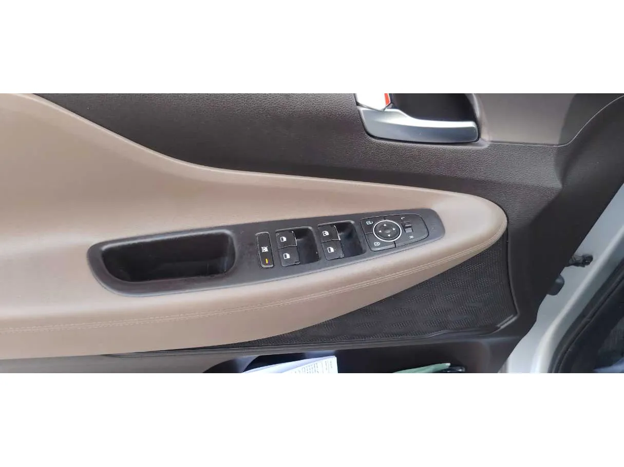 Car image 30