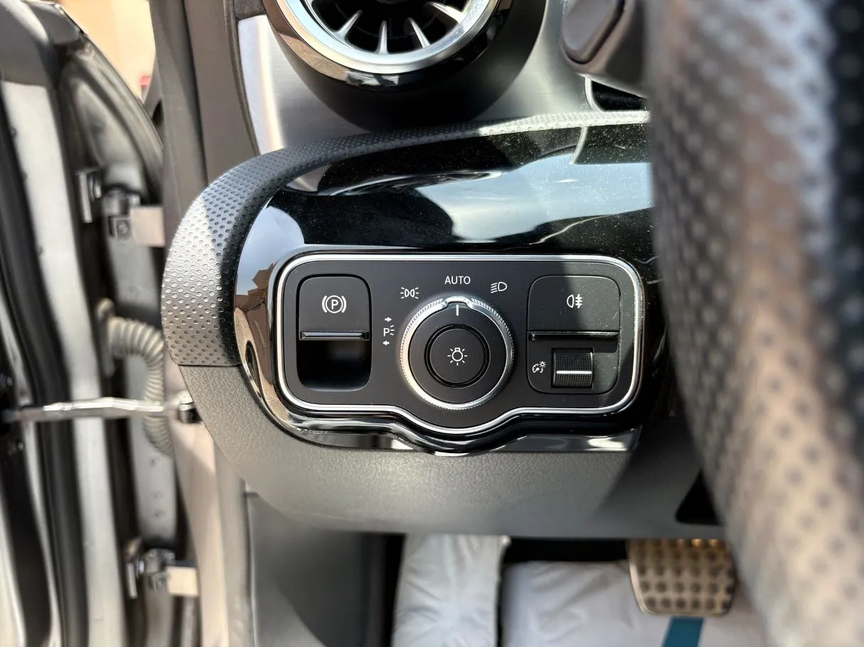 Car image 29