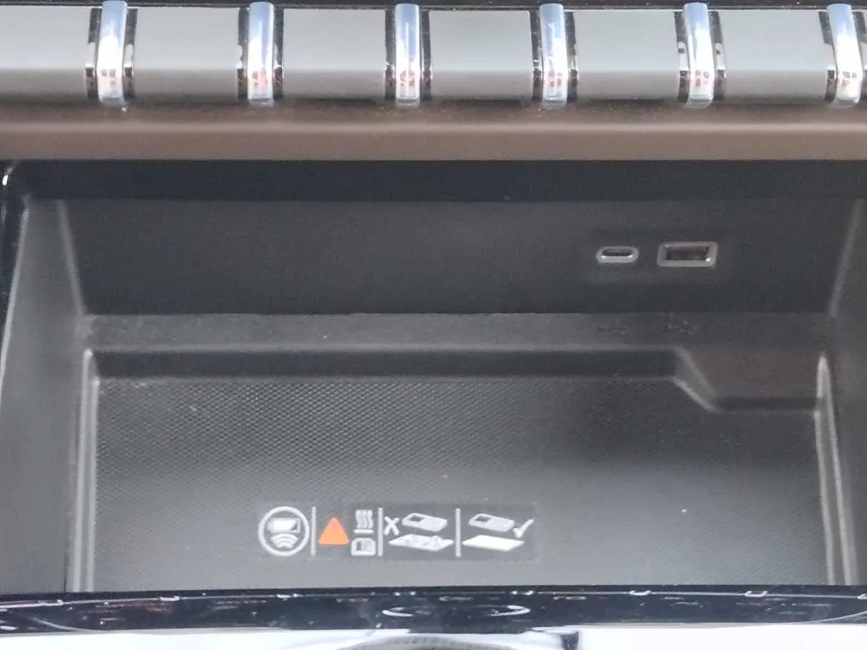 Car image 32