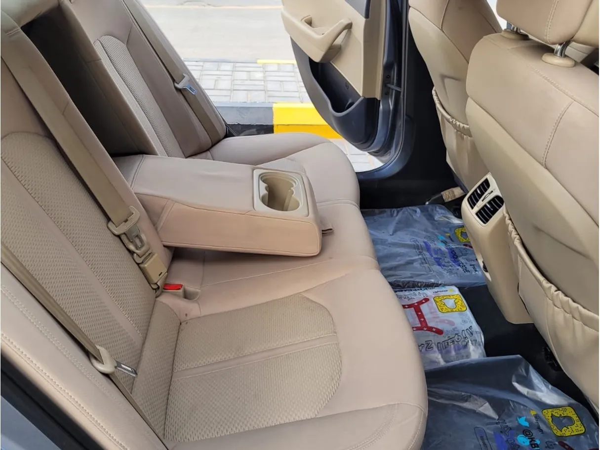 Car image 10