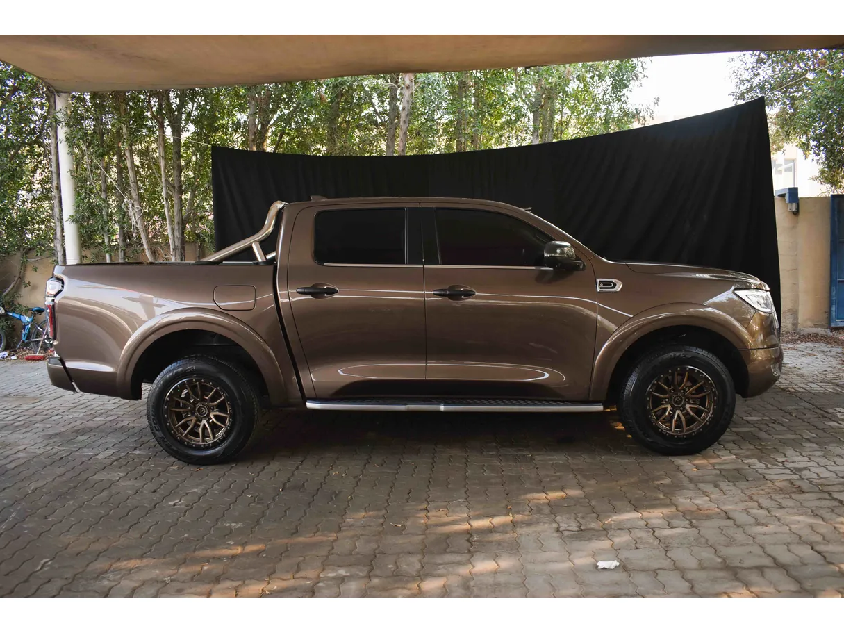 Car image 9
