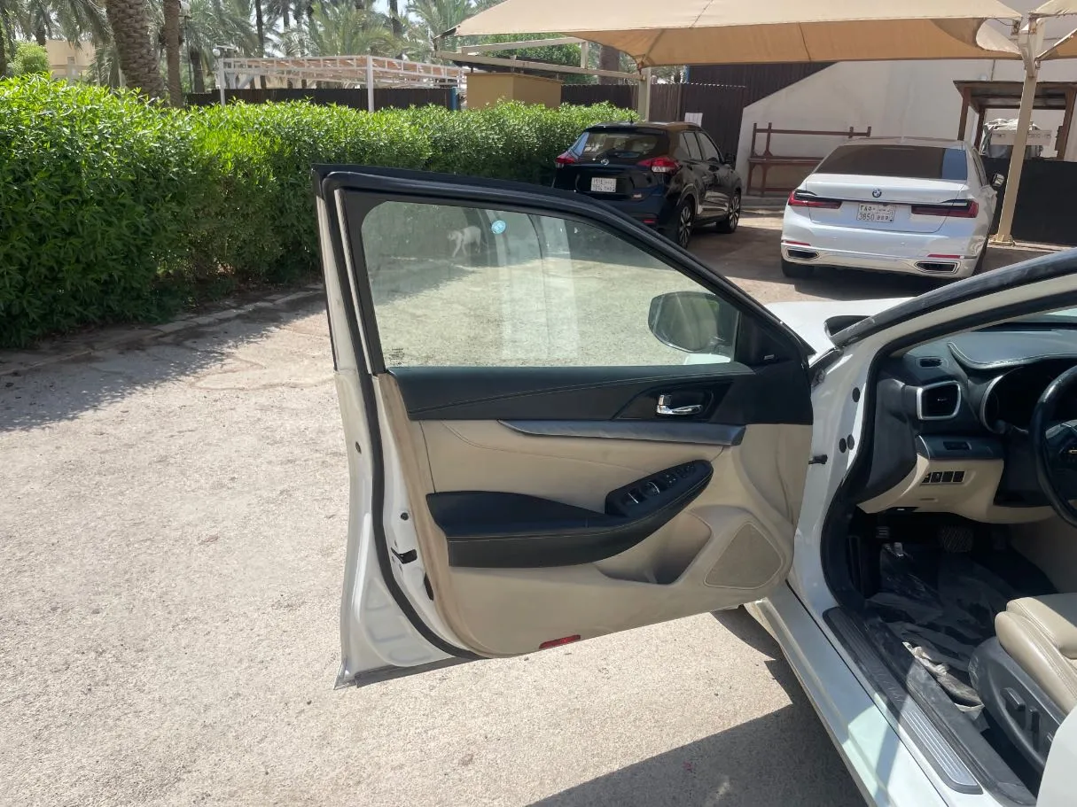 Car image 11