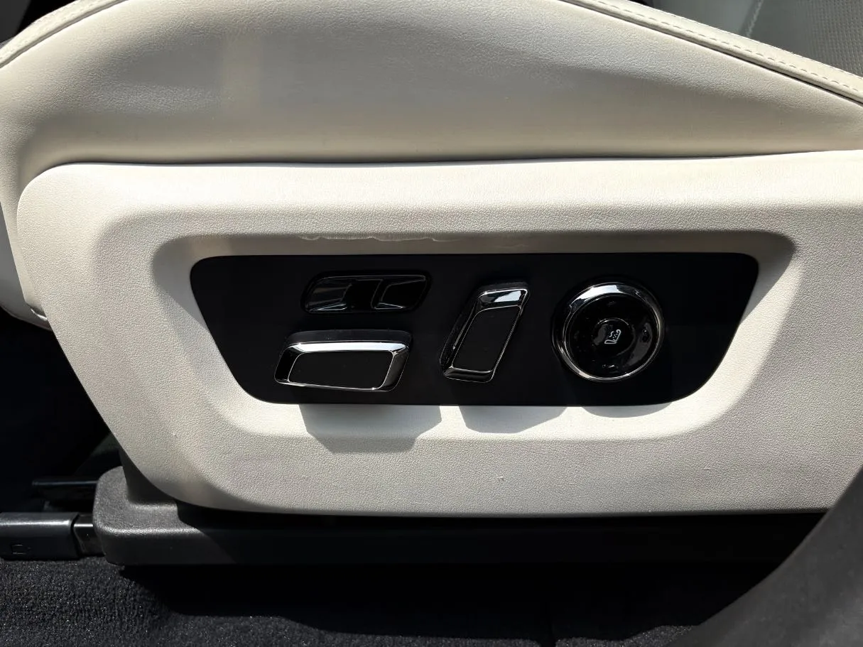 Car image 36