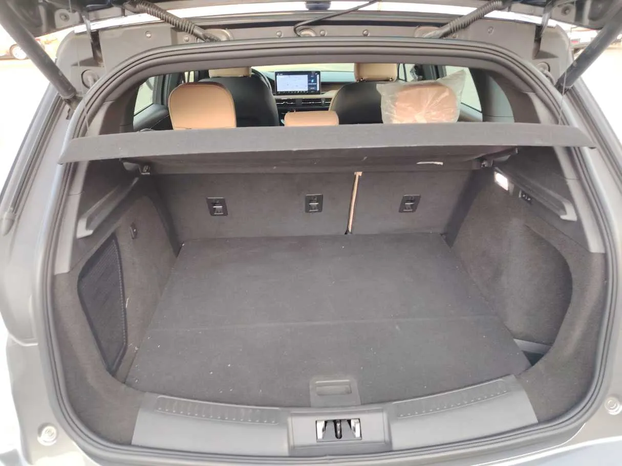Car image 24