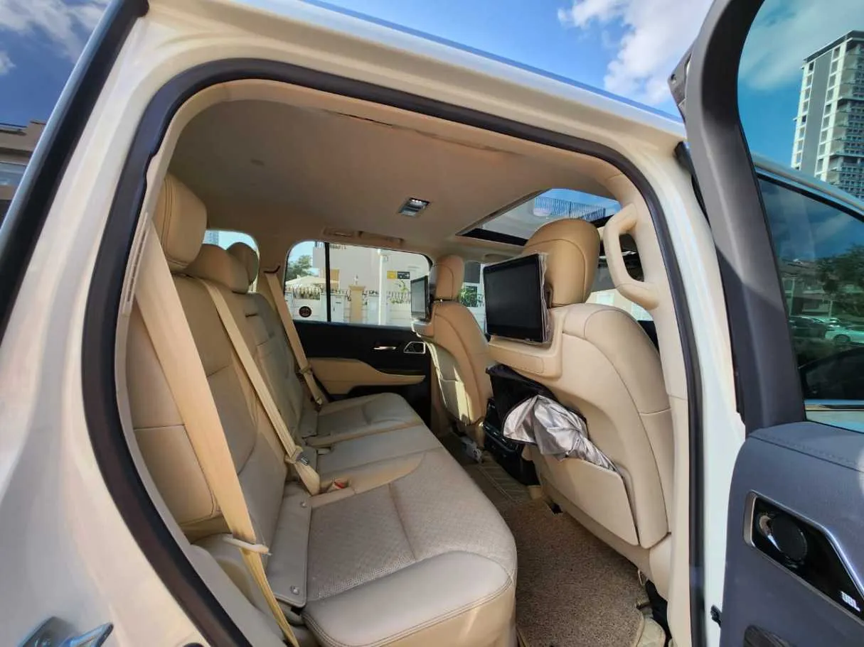 Car image 9