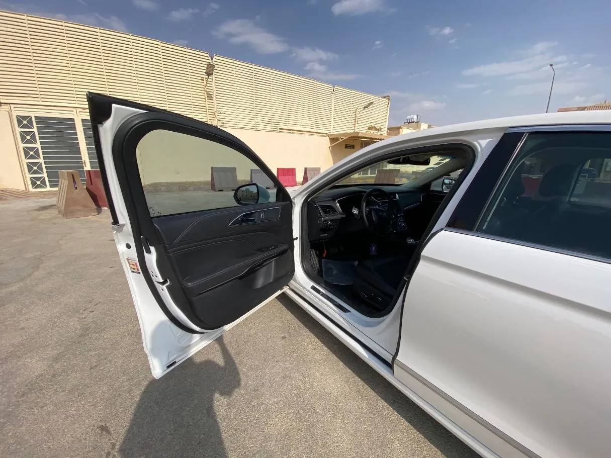 Car image 10