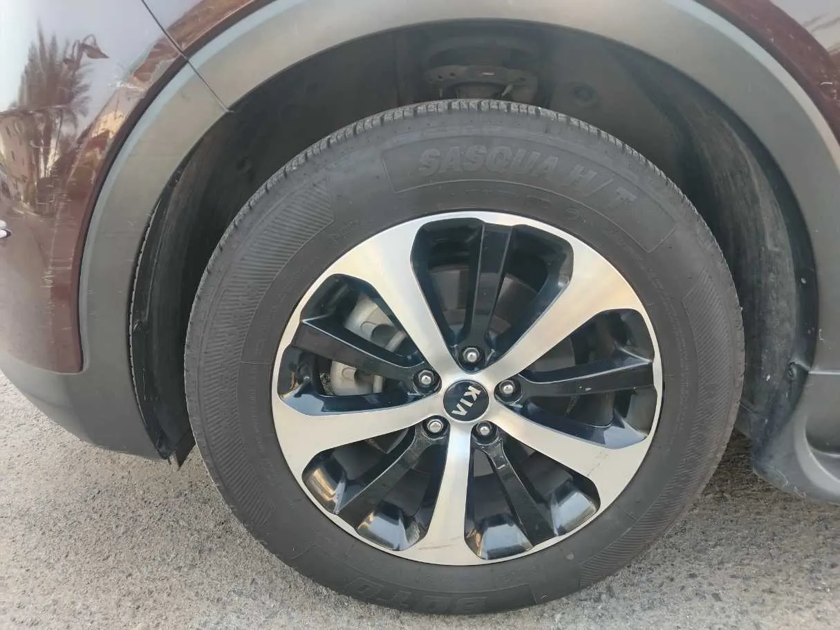 Car image 10