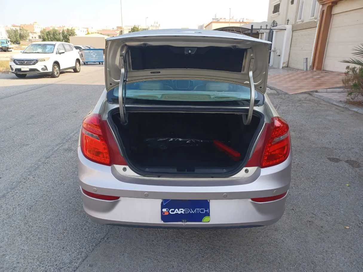 Car image 18