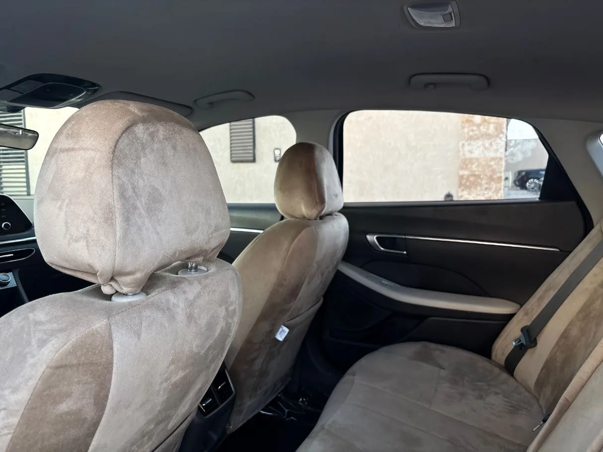 Car image 16