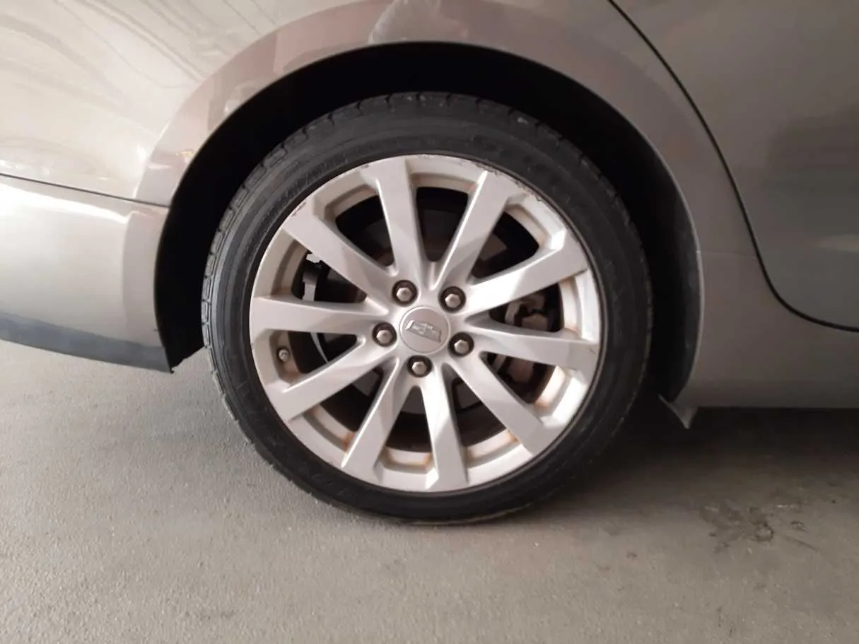Car image 9