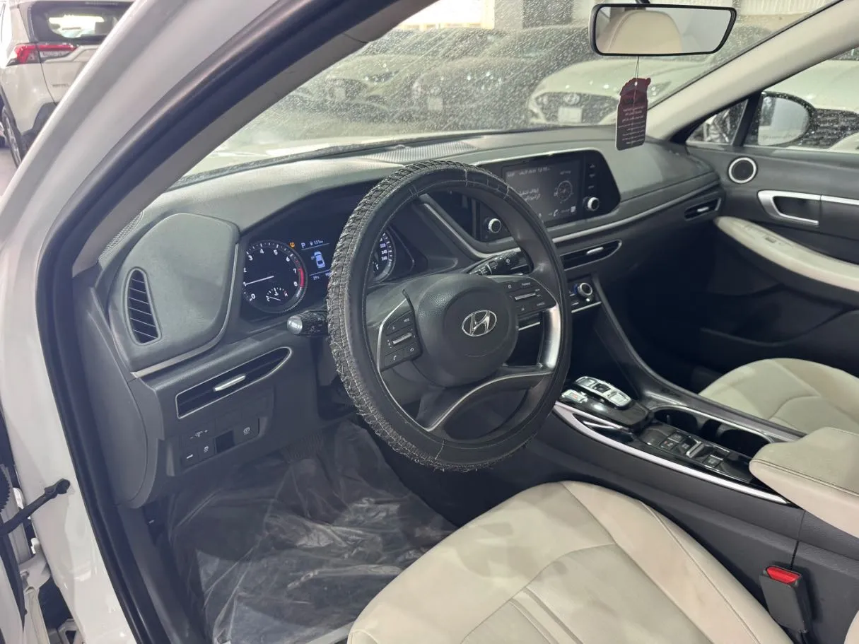 Car image 12