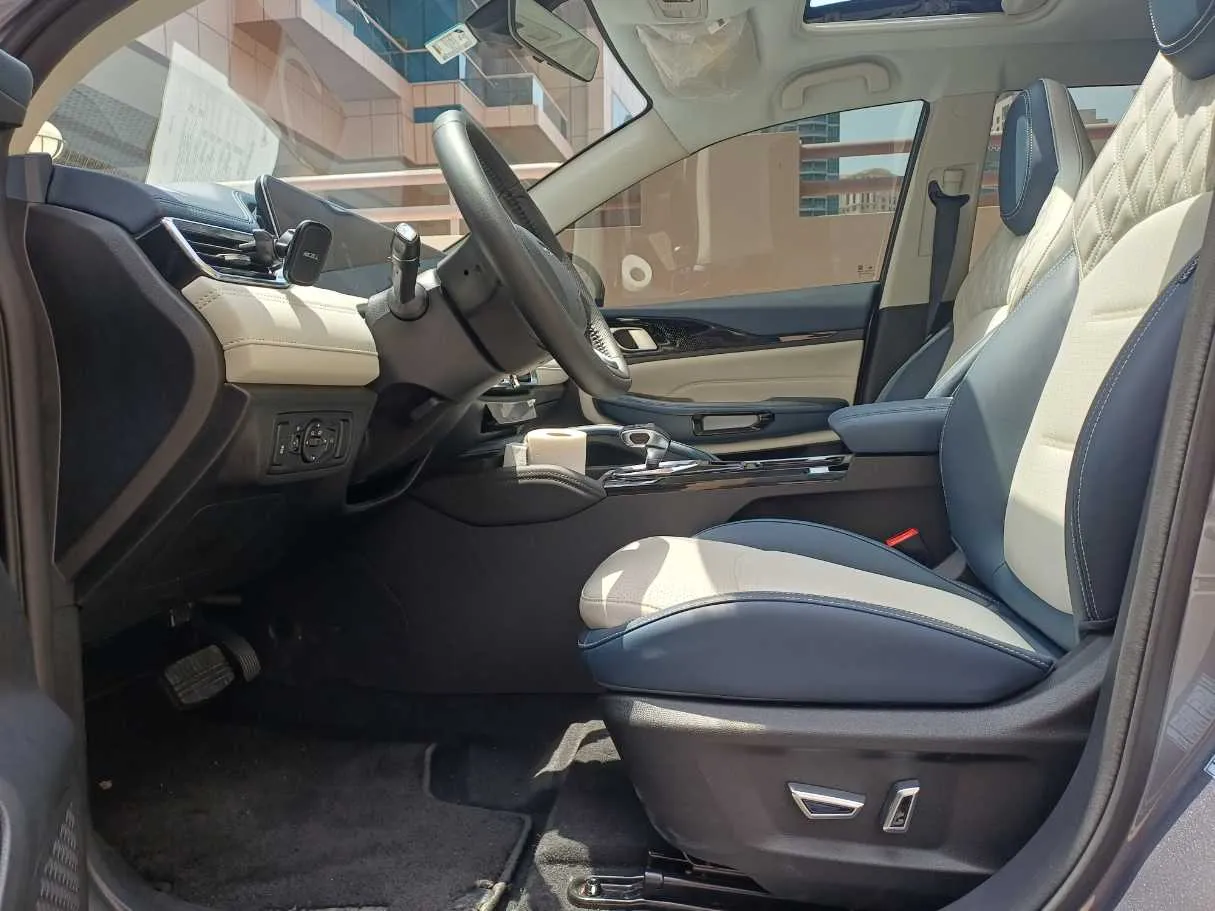 Car image 12