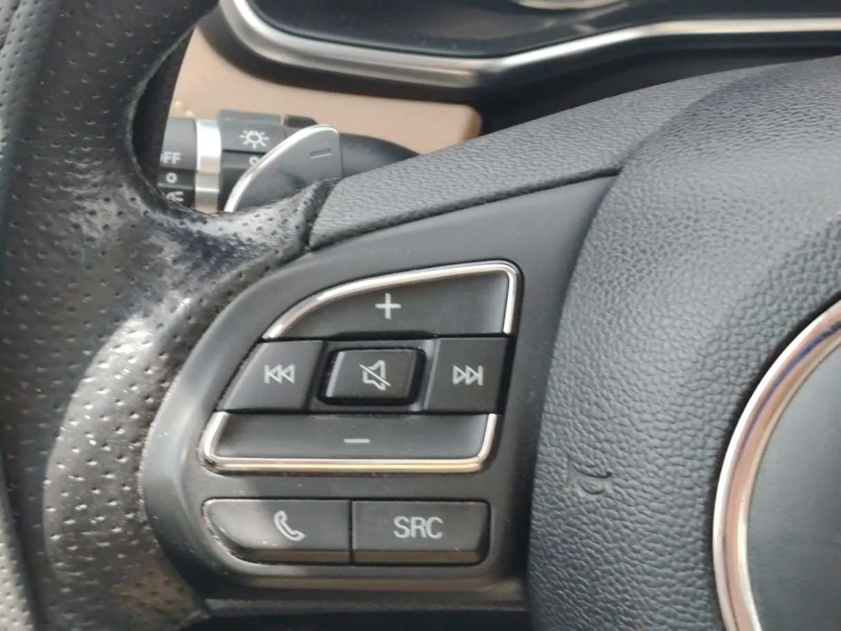 Car image 26
