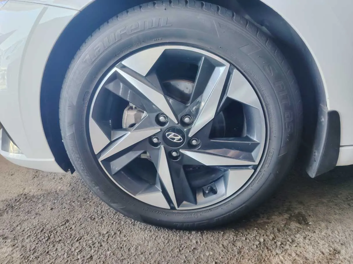 Car image 9