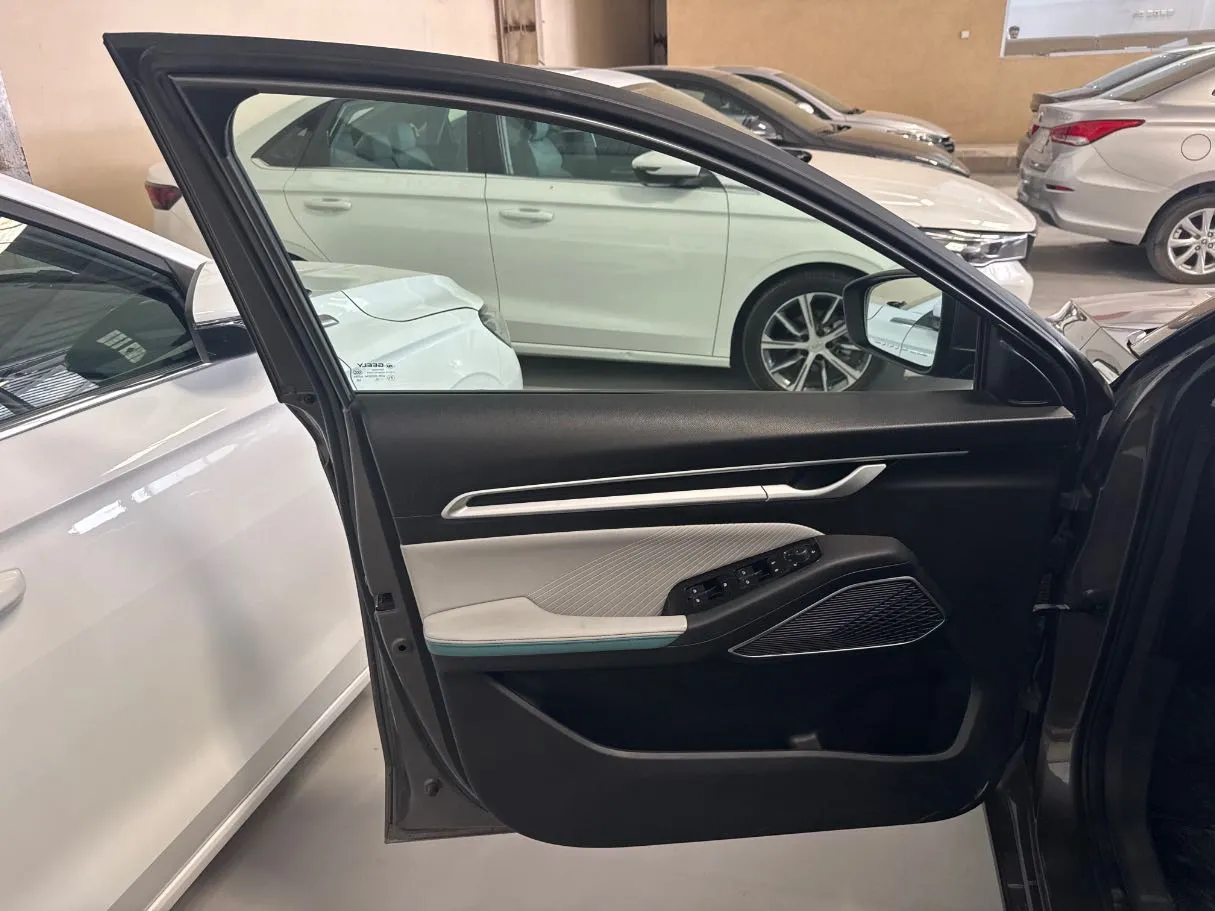 Car image 8