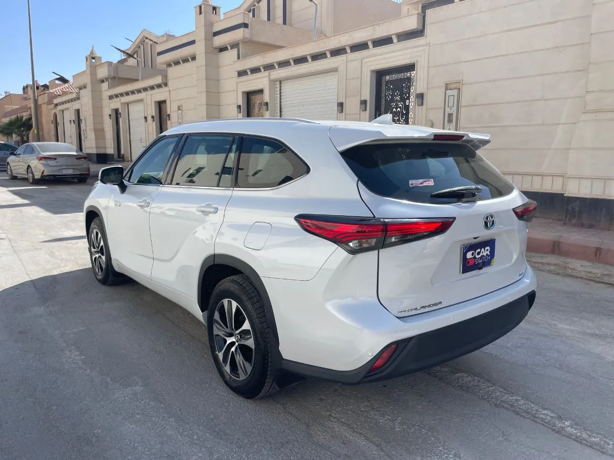 Car image 7