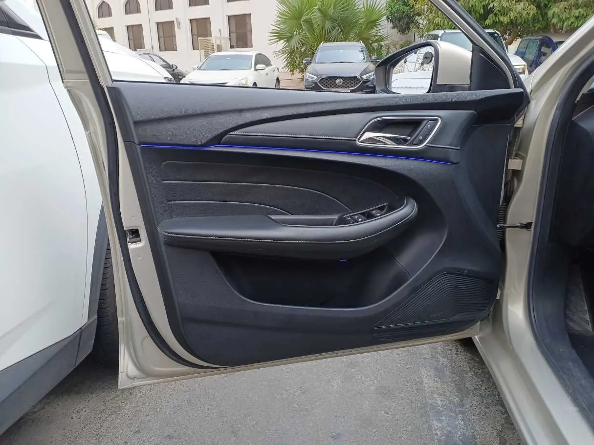 Car image 10