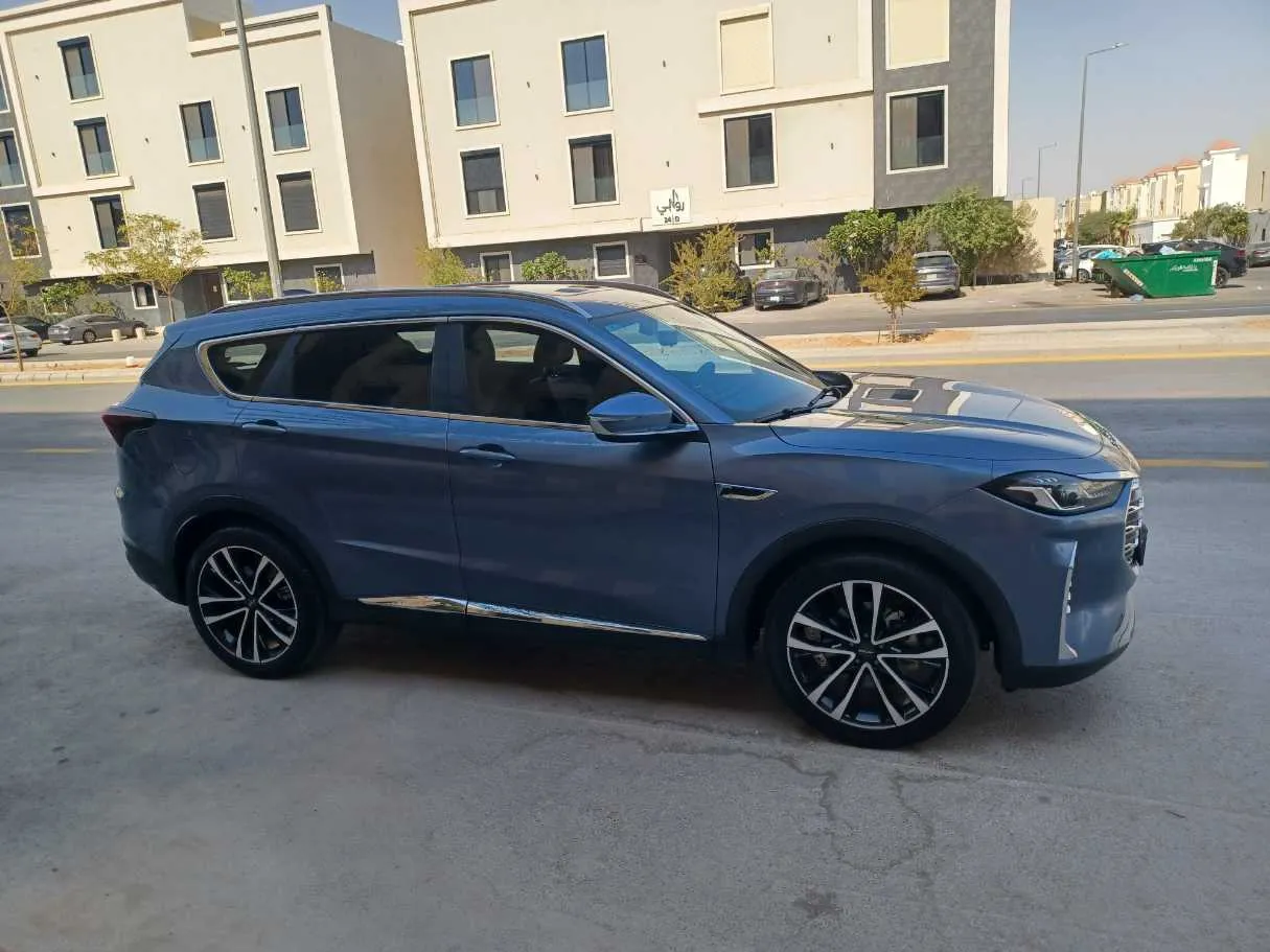 Car image 4