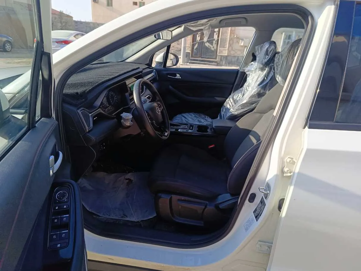 Car image 14