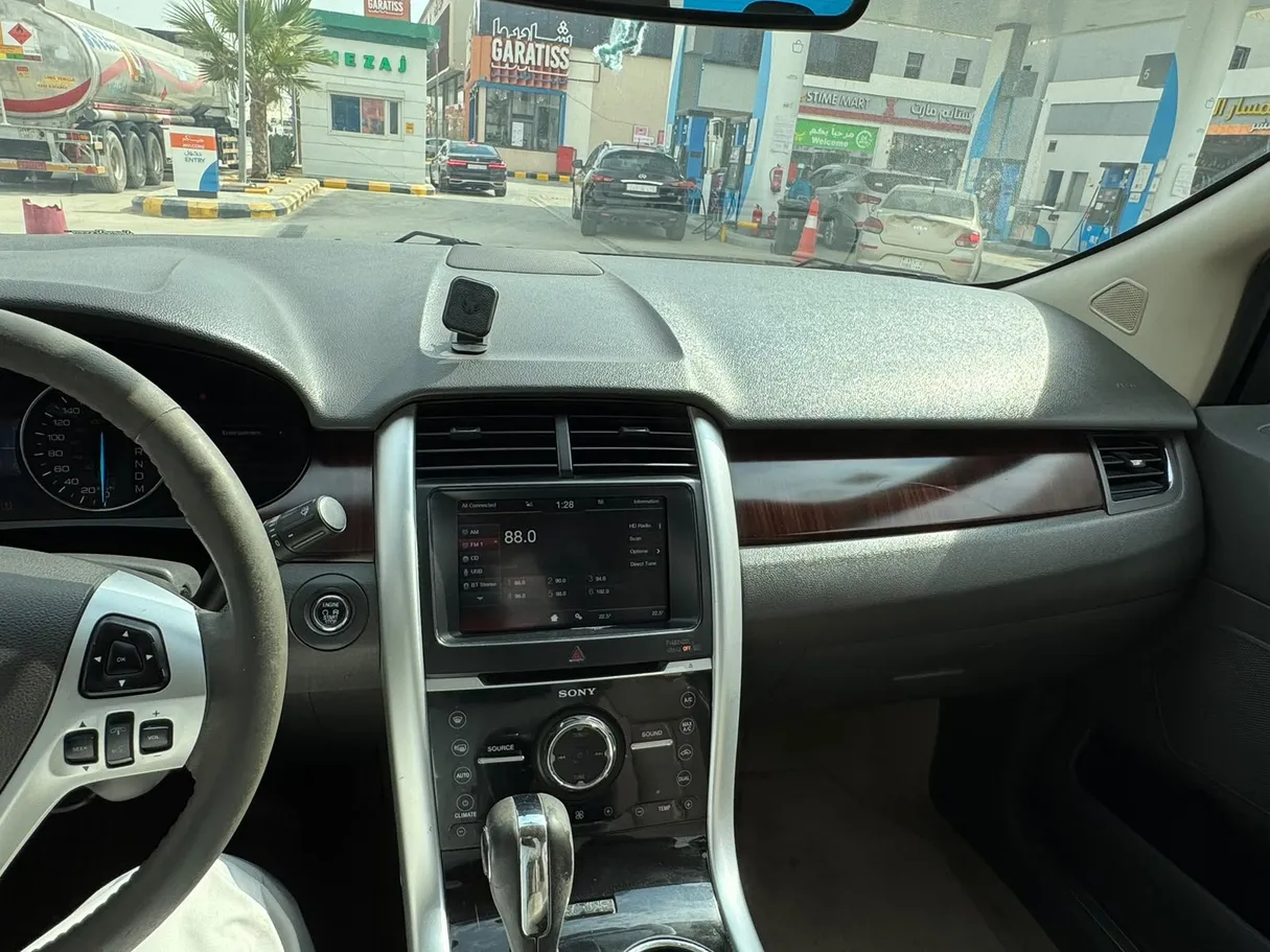 Car image 9
