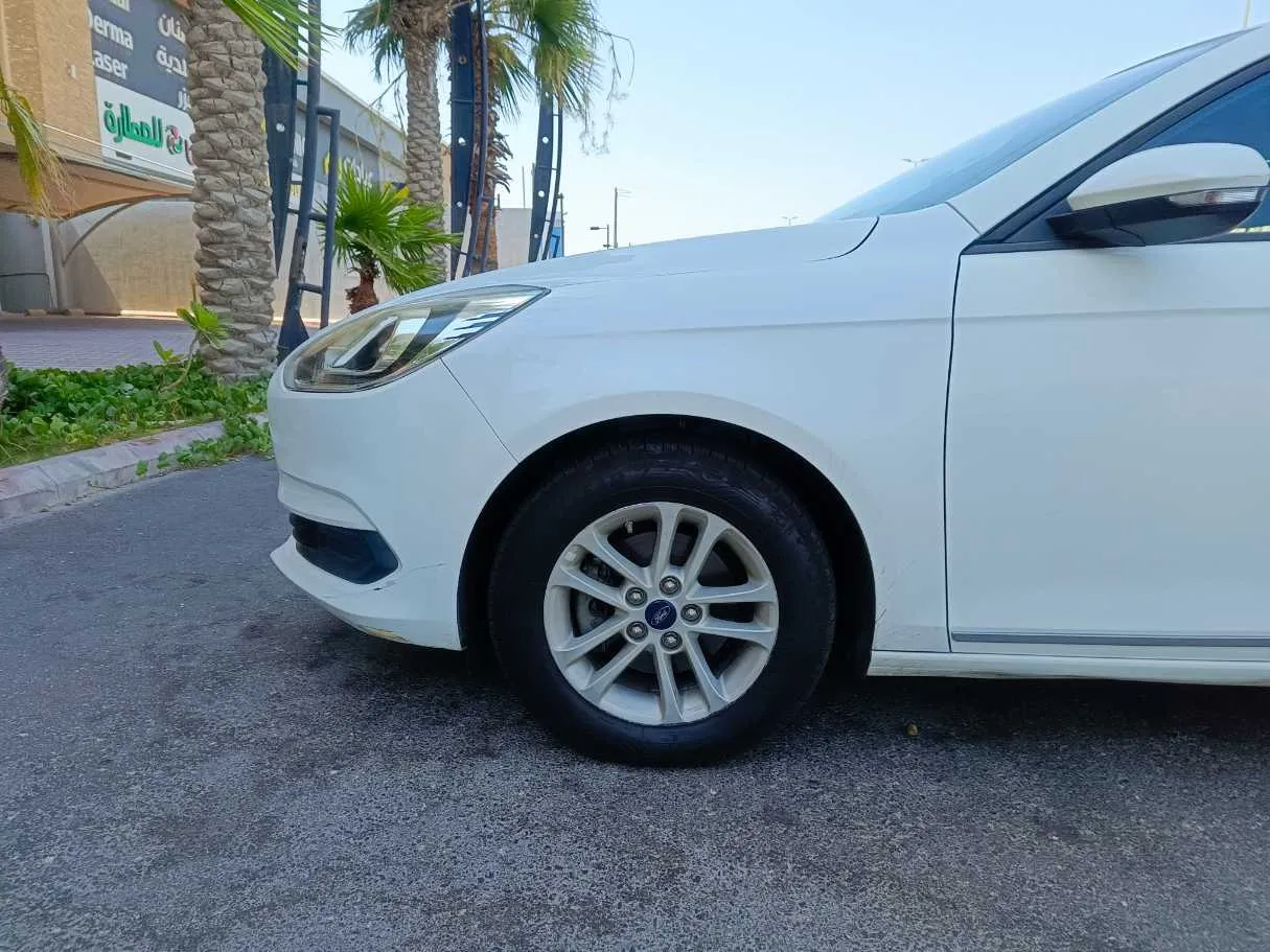 Car image 9