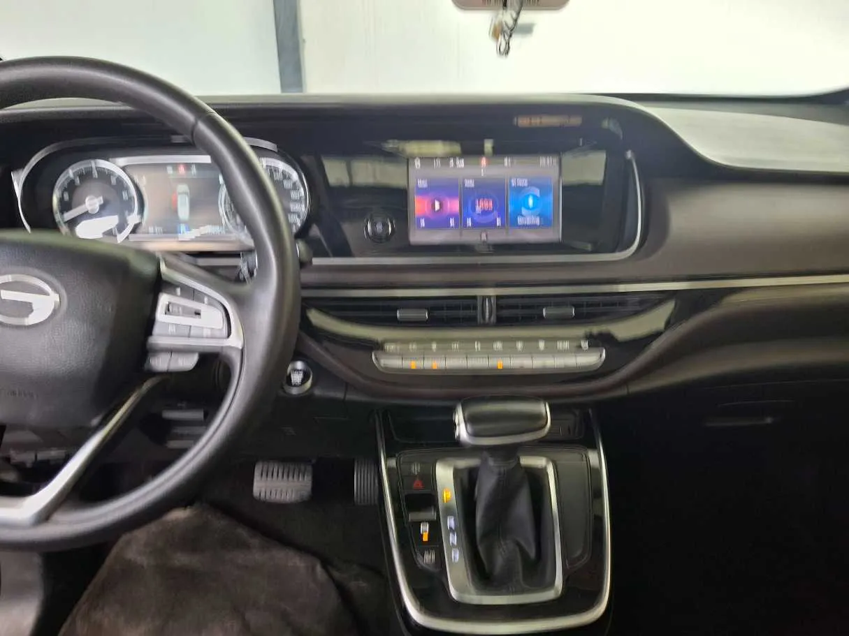 Car image 16